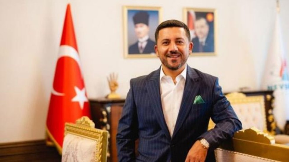 AKP'li belediye başkanı canlı yayında istifa etti