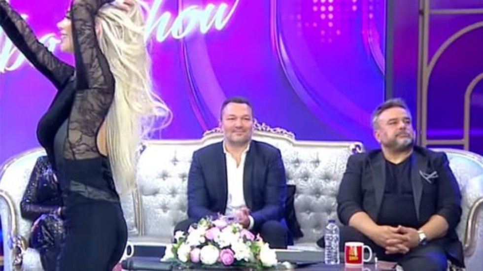 Ali Sunal ve Bülent Serttaş oryantal Didem'e bakmamaya çalışınca sosyal medyanın diline düştü