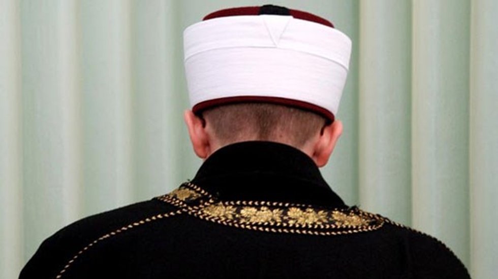 İnternet yok, &ouml;ğretmen yok, eğitimi imam ve imam eşleri veriyor!