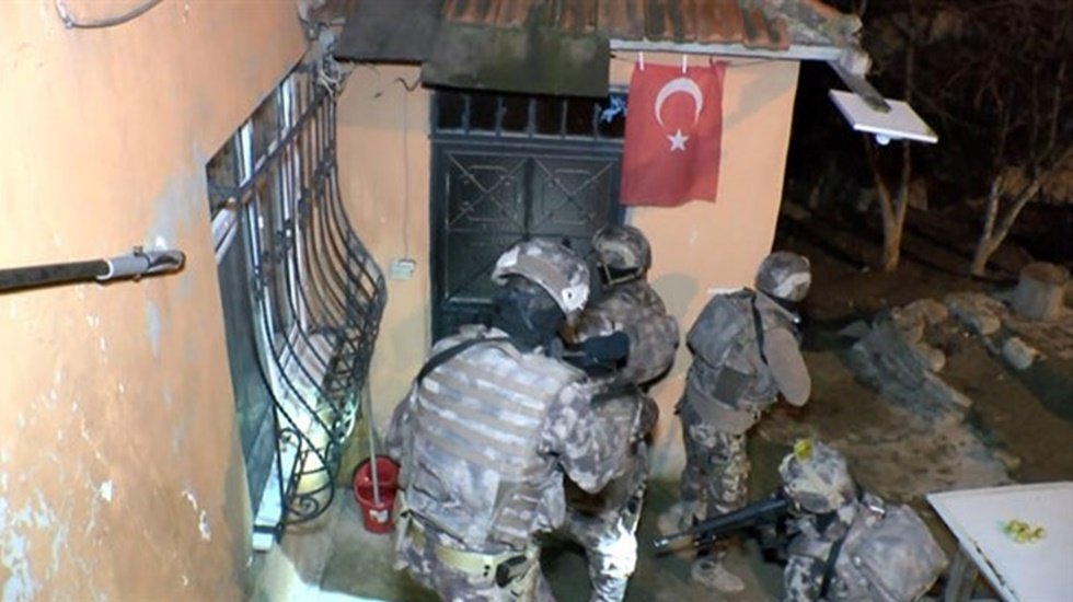 Ersoy, &Uuml;niversitelilerin evlerine yapılan operasyonları Meclise taşıdı...