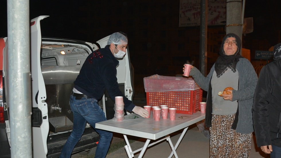 G&uuml;n ağarmadan yollara d&uuml;şen tarım iş&ccedil;ilerine B&uuml;y&uuml;kşehir&rsquo;den sıcak &ccedil;orba