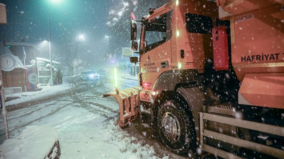 İBB ekiplerinden İstanbul’un her yerinde kar müdahalesi...