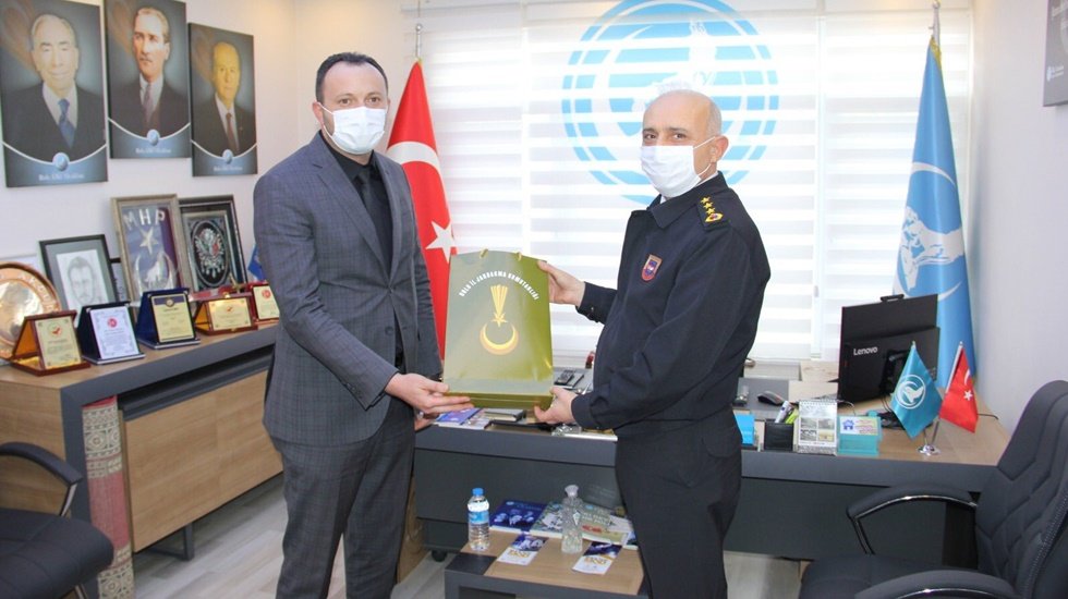 İl Jandarma Komutanı &Uuml;lk&uuml; Ocaklarını ziyaret edip hediye verdi