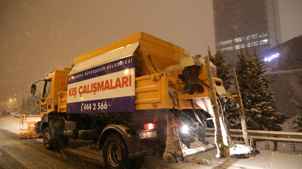 İBB ekipleri kar mesaisine 7/24 aralıksız devam ediyor