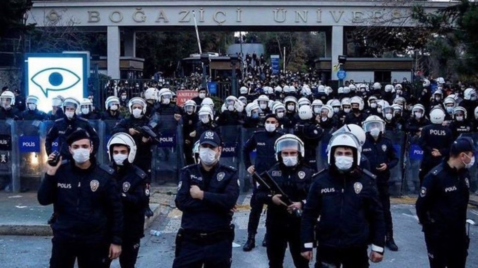 &Uuml;niversite polislerle &ccedil;evrilip kamp&uuml;slere kameralar yerleştirildi