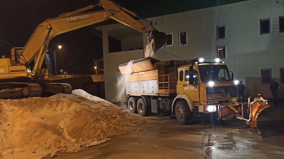 İzmit &lsquo;te gece boyunca buzlanmayla m&uuml;cadele&hellip;