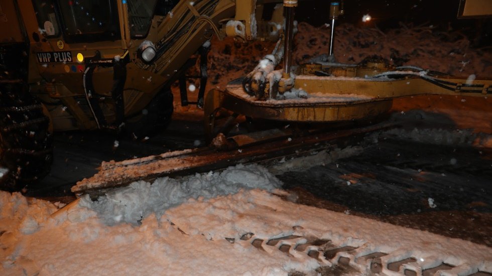 İzmit Belediyesinde kar mesaisi aralıksız s&uuml;r&uuml;yor