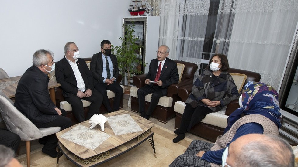 Kılı&ccedil;daroğlu &ccedil;iftinden apartman g&ouml;revlisi aileye ziyaret