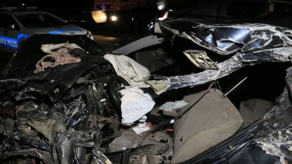 Korkunç kaza: Tır otomobili biçti; 5 ölü 2 yaralı