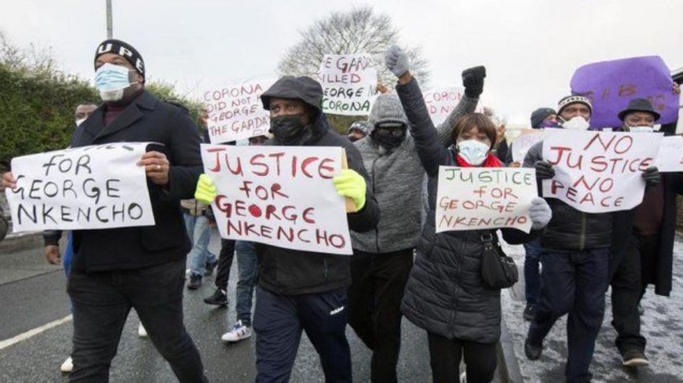Polisin siyahi genci &ouml;ld&uuml;rd&uuml;ğ&uuml; İrlanda'da protestolar s&uuml;r&uuml;yor