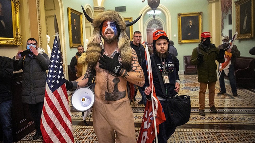 "Q Shaman" lakaplı protestocunun kimliği a&ccedil;ıklandı&hellip;