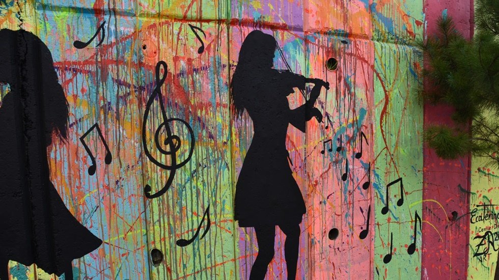 Şimdi o gri duvarlar rengarenk