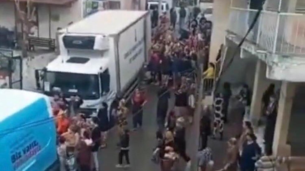 Yardım kuyruğuna giren vatandaş koronavir&uuml;se aldırmadı