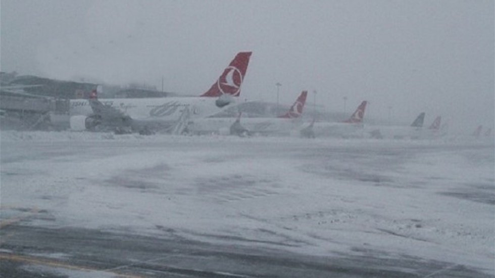 İstanbul'da kar yağışı hava trafiğini etkiledi. U&ccedil;aklar Antalya'ya y&ouml;nlendirildi