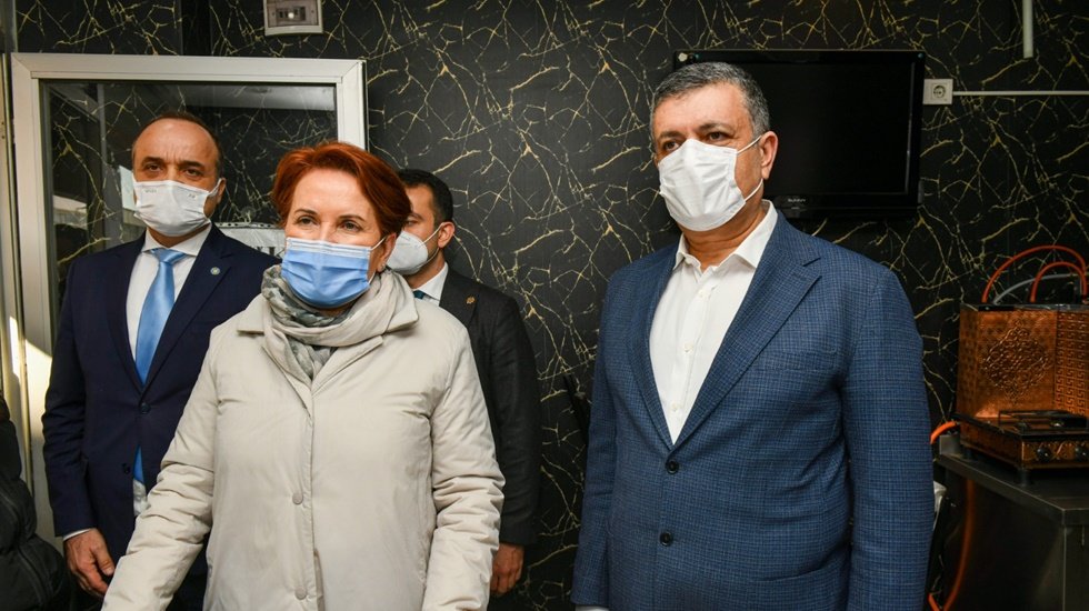 Akşener, Belediye Başkanı Bozkurt ile&nbsp;Esenyurt esnafını ziyaret etti