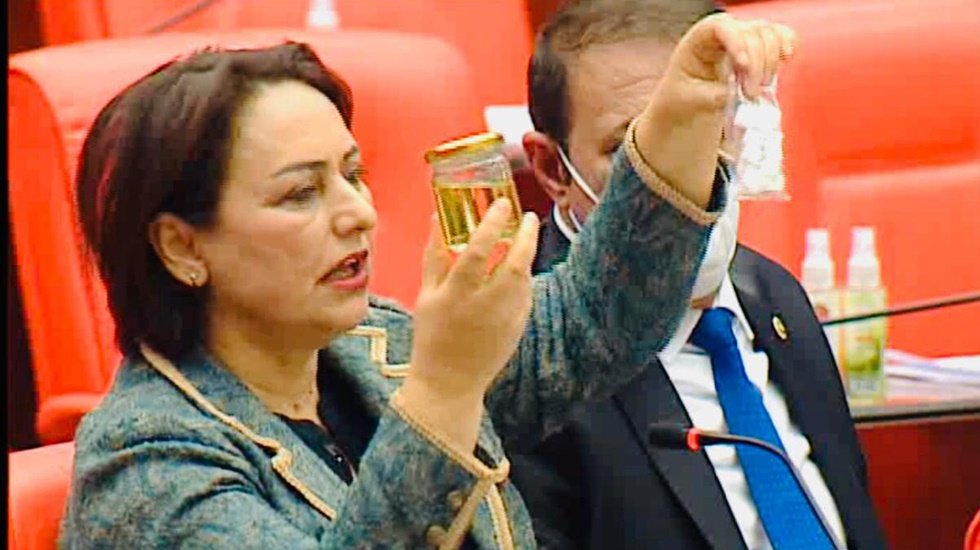 Bardakta ay&ccedil;i&ccedil;ek yağı, gramla şeker, meclis sıralarında&hellip;