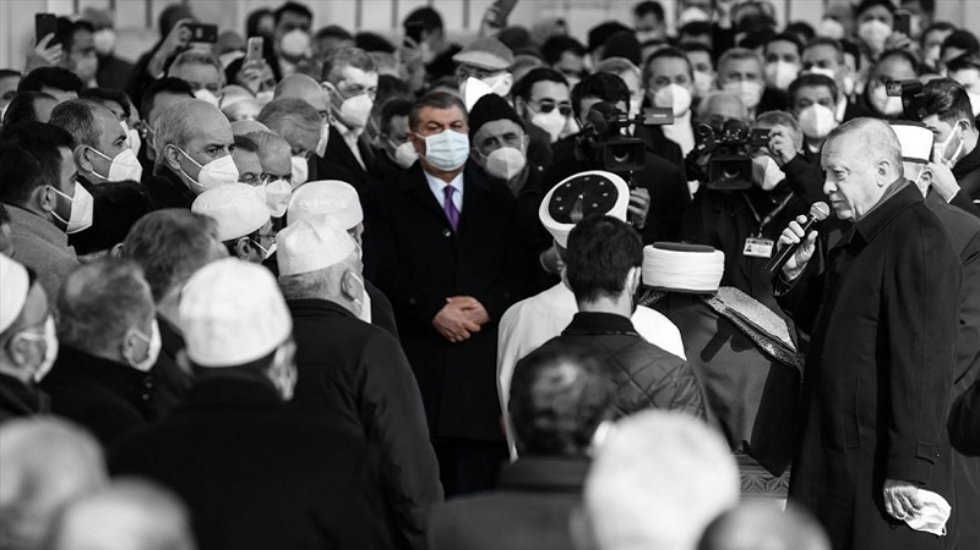 Cenazeye katılan Sağlık Bakanı Koca: Vatandaşımızdan &ouml;z&uuml;r diliyorum
