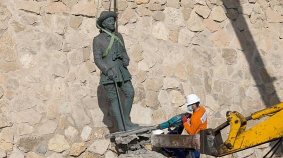 Faşist Franco'nun son heykeli de yıkıldı