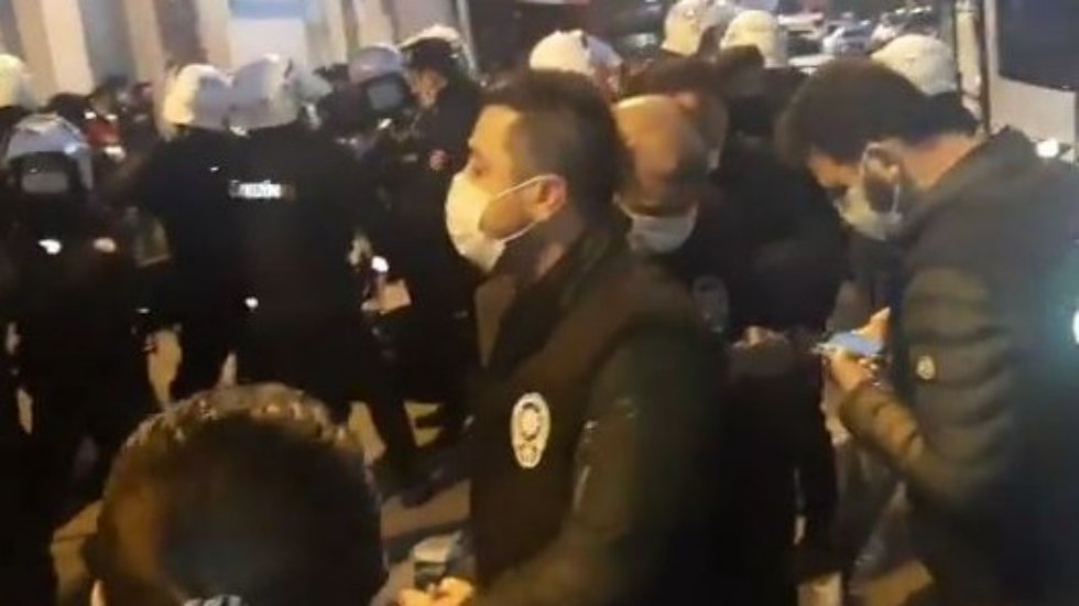 Halk polise 'Vicdanınız rahat mı' diye sordu