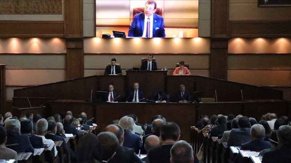 İBB Meclisi'nde Boğazi&ccedil;i tartışıldı: "AKP'nin aday yapmaya dahi tenezz&uuml;l etmediği bir intihalci..."
