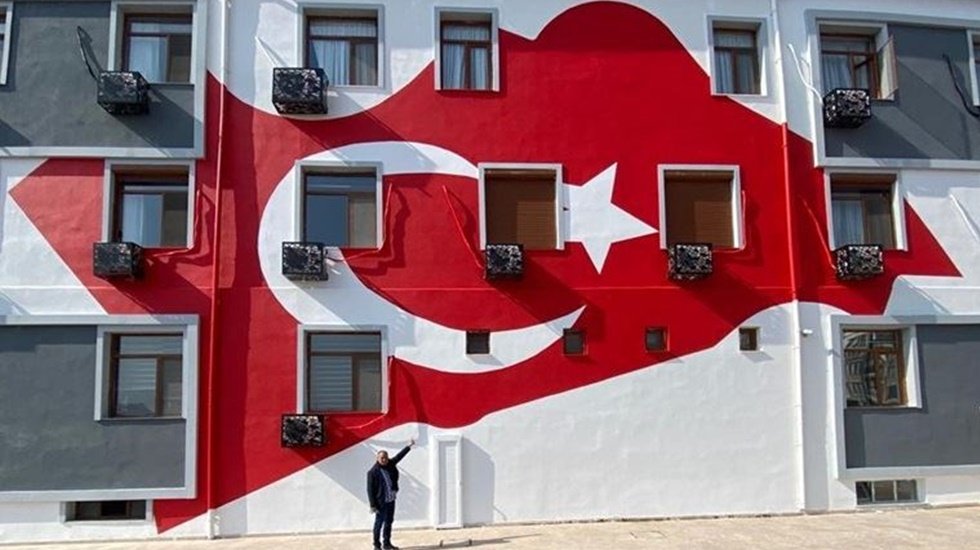 İYİ Parti&rsquo;den 's&uuml;s gibi' T&uuml;rk bayrağı &ccedil;izimine tepki g&ouml;sterdi