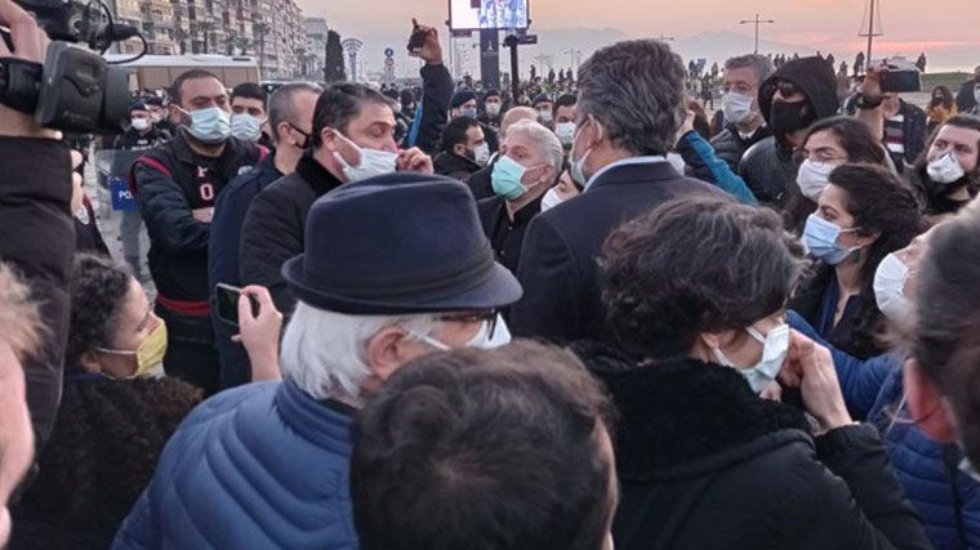 İzmir&rsquo;deki Boğazi&ccedil;i'ne destek eylemine polis m&uuml;dahalesi: G&ouml;zaltılar var