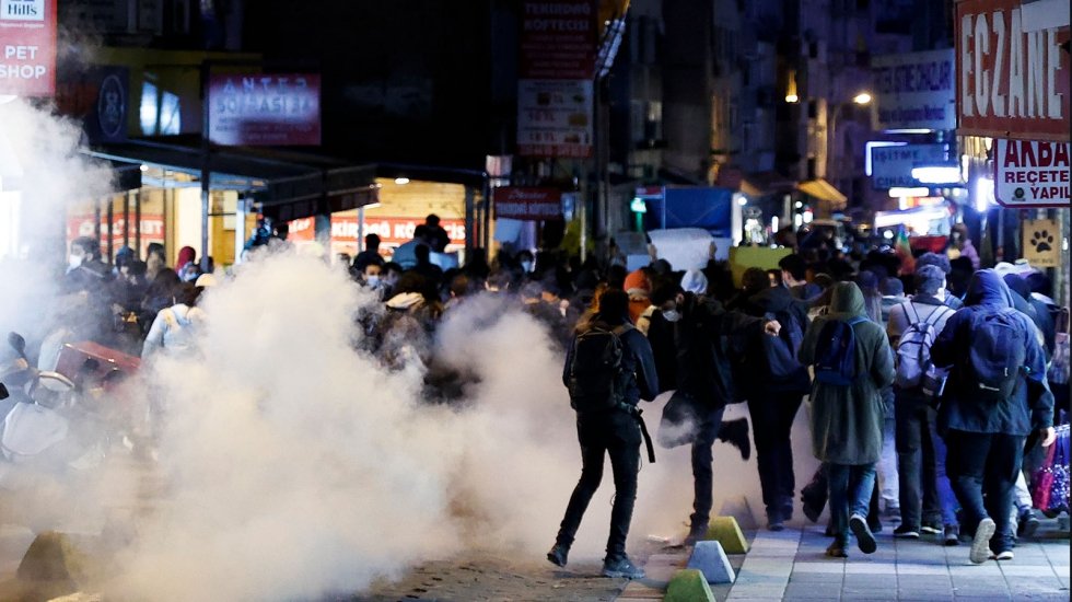 Kadık&ouml;y'deki Boğazi&ccedil;i eyleminde g&ouml;zaltına alınan 2 kişi tutuklandı!