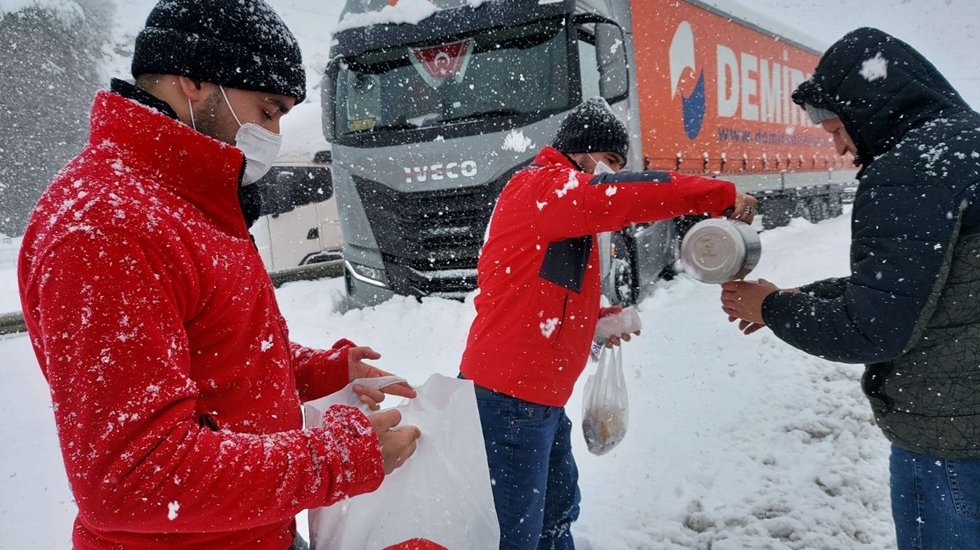 Kızılay'dan kar yağışının kapattığı yollardaki vatandaşlara yardım...
