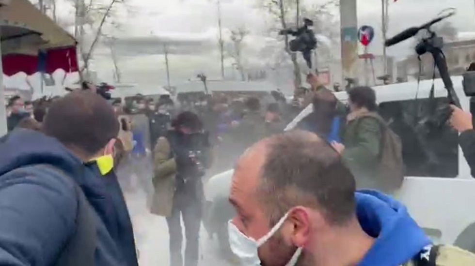 Halkın tarafsız haber alma hakkı polis kalkanları ile engelleniyor!