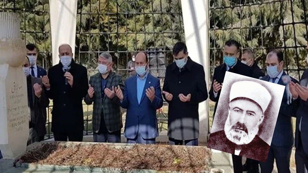 Vali ve AKP&rsquo;liler, Kuvayi Milliye d&uuml;şmanını mezarının başında andı