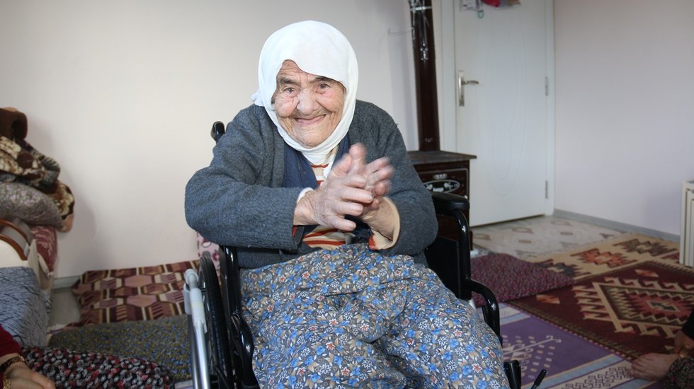 102 yaşındaki Nine&rsquo;nin&nbsp;tekerlekli sandalye sevinci