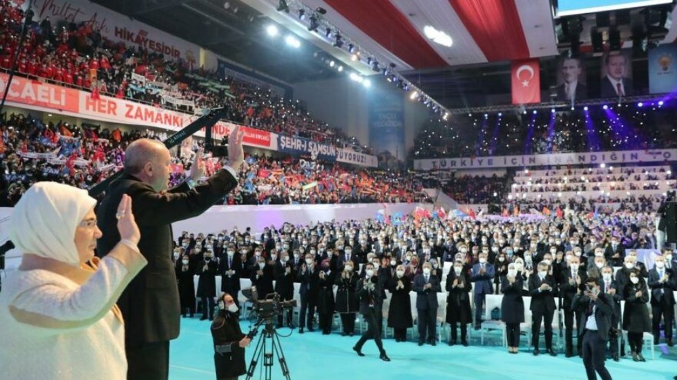 Yeni anket: Vatandaştan kongre ve b&uuml;rokrat maaşı tepkisi!