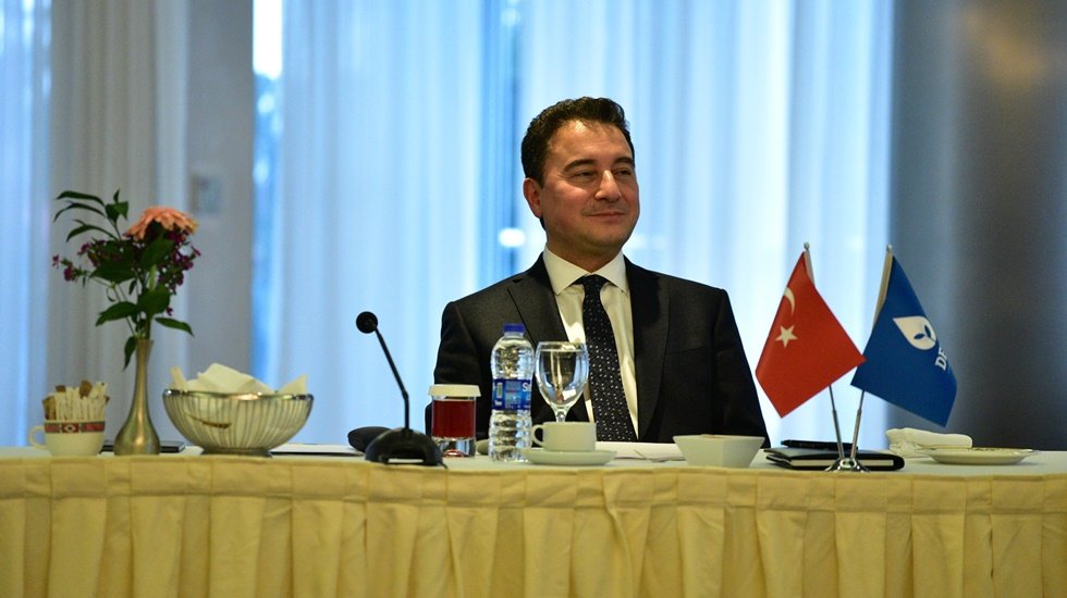 Ali Babacan'a: 'İki y&uuml;zl&uuml; m&uuml;s&uuml;n&uuml;z?' diye soruldu