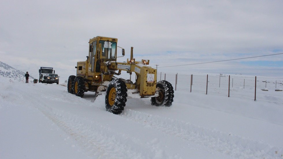 Burası Antalya&hellip; Karla kaplanan yollar a&ccedil;ılıyor