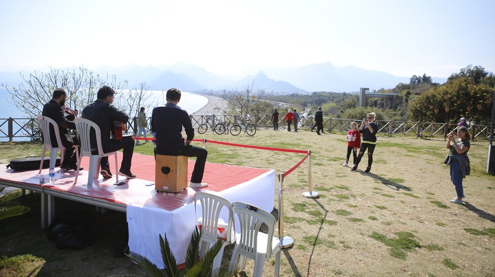 B&uuml;y&uuml;kşehir Belediyesi, canlı m&uuml;zik performanslarına devam ediyor.