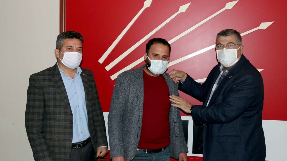 CHP&rsquo;li Sındır yeni &uuml;yelere rozet taktı