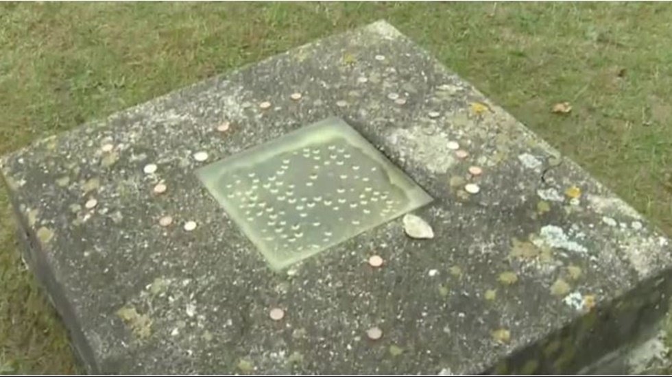 Diri diri g&ouml;m&uuml;lme korkusu pencereli mezar yaptırdı!