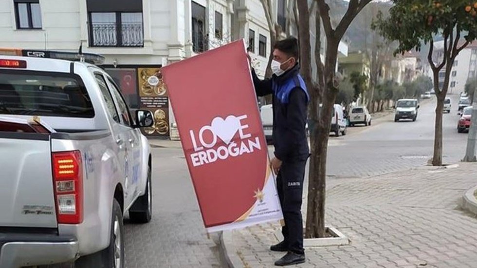 Efes Sel&ccedil;uk&rsquo;ta izinsiz AKP reklamları kaldırıldı