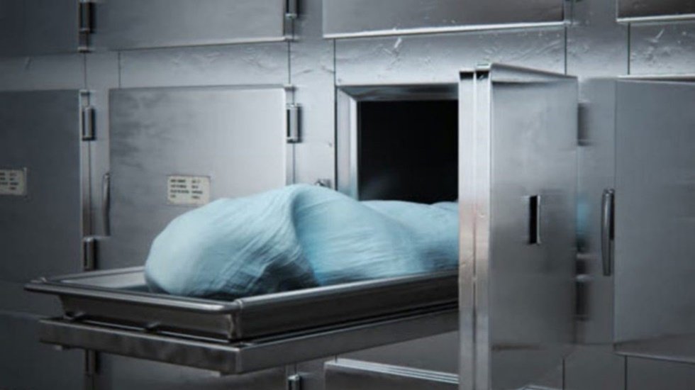 Gen&ccedil; adam otopsi masasında canlanıp ayağa kalktı