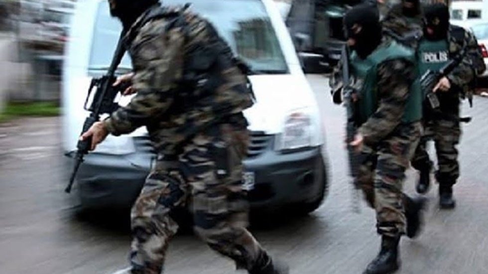 CHP'li belediye başkanlarına yönelik operasyonların ardından yapılan protestolara katılanlara operasyon...