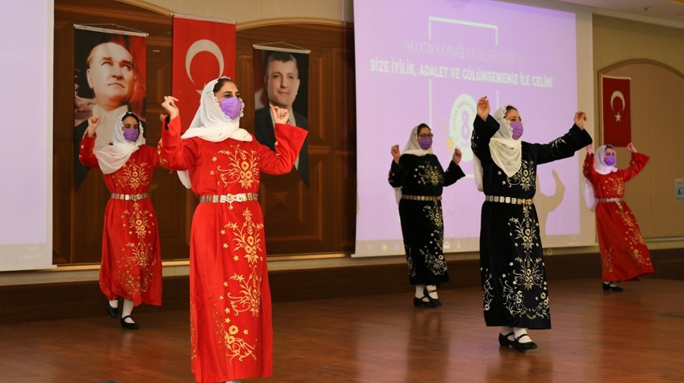 Kadın m&uuml;d&uuml;rlerden 8 Mart&rsquo;a &ouml;zel halk oyunları g&ouml;sterisi