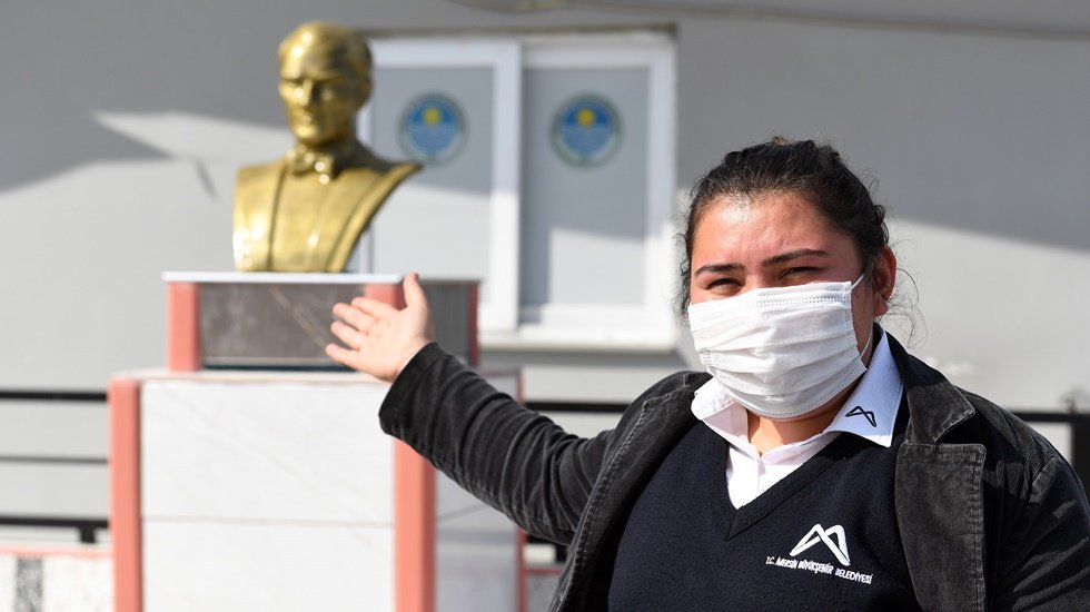 Kadın otobüs şoförü çalıştığı birime “Atatürk büstü” kazandırdı