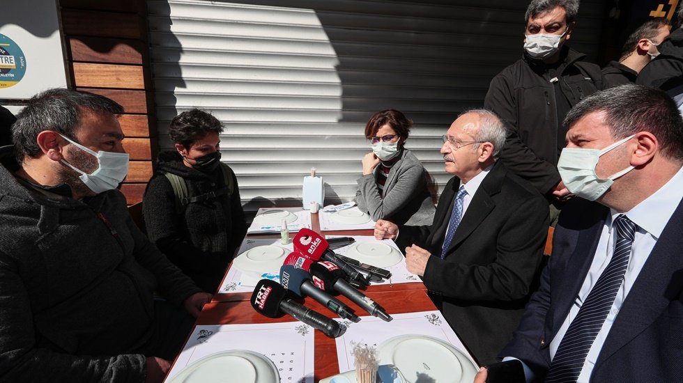 Kılı&ccedil;daroğlu kapalı kepenk &ouml;n&uuml;nde dert dinledi&nbsp;