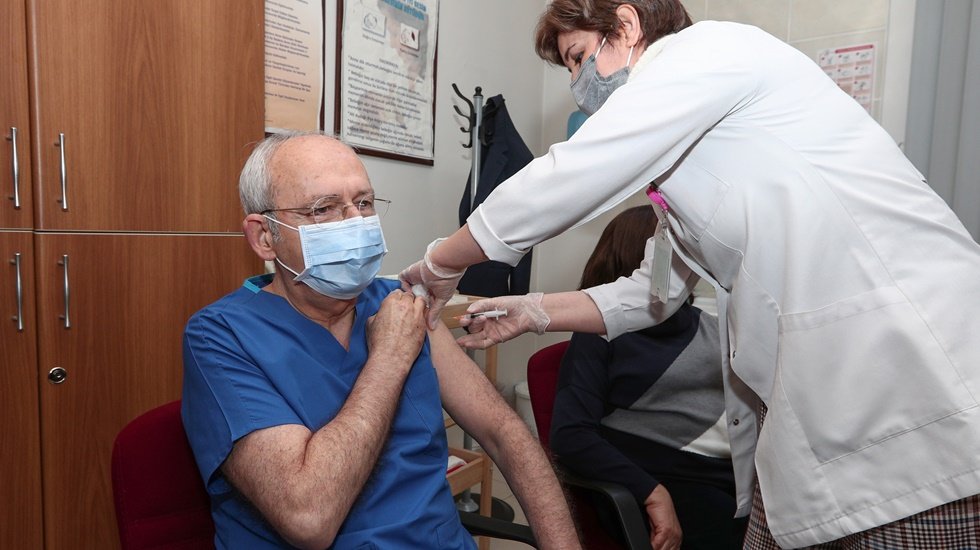 Kılı&ccedil;daroğlu ve eşi ikinci doz aşı oldular