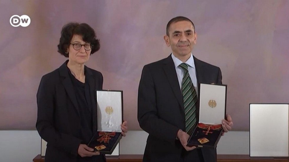 Korona aşısını bulan Şahin ve T&uuml;reci'ye en &uuml;st d&uuml;zey devlet nişanı verildi