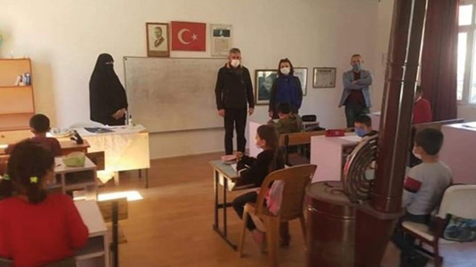 K&ouml;y okulunda İmamın eşi &ccedil;arşafla derse giriyor