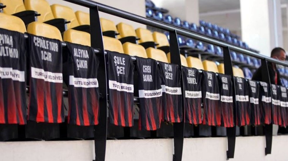 &Ouml;ld&uuml;r&uuml;len kadınların isimleri trib&uuml;nlerde ses oldu&hellip;