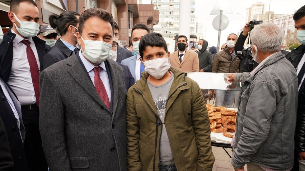Simit&ccedil;i &ccedil;ocuk derdini Babacan&rsquo;a anlattı