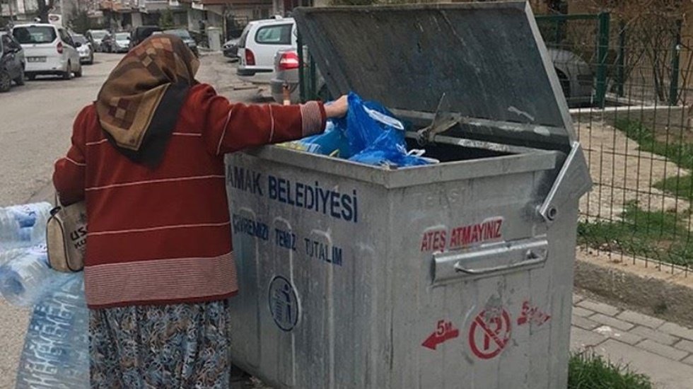 68 yaşındaki Seher Teyze: "&Ccedil;&ouml;pten toplamazsam gecekondumda &ouml;l&uuml;m&uuml; bulurlar"