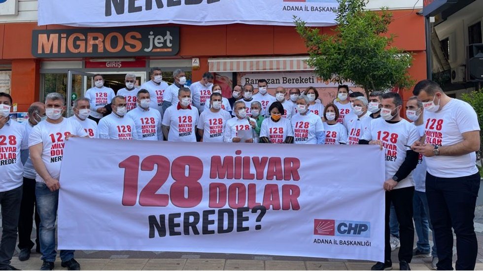 Adana&rsquo;da &ldquo;128 Milyar Dolar Nerede?&rdquo; pankartı 2 saat asılı kalabildi